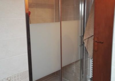 Porte de douche coulissante - Réalisation d’une salle de bains complète dans les lots plomberie, sanitaire, carrelage, Faïence, électricité, chauffage, plâtrerie à Crouy 02880