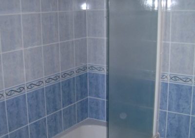 Réalisation d’une salle de bains complète - Baignoire - Faïence et carrelage - Pare bains à Noyant et Aconin 02200